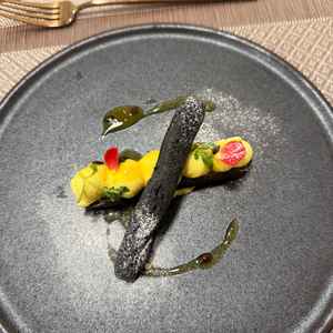 とうもころしペーストのエクレアは、食感がバラバラで残念でした。