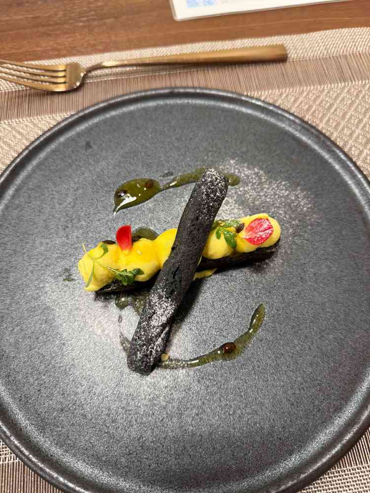 とうもころしペーストのエクレアは、食感がバラバラで残念でした。