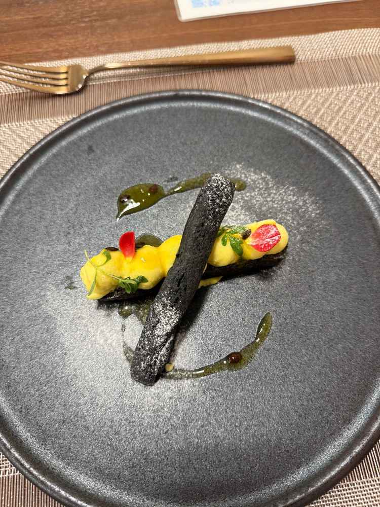 とうもころしペーストのエクレアは、食感がバラバラで残念でした。