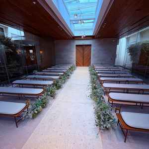 挙式会場。ゲストの椅子は低く天井が高いので開放感がある印象！神前式、人前式ともに対応可能です。