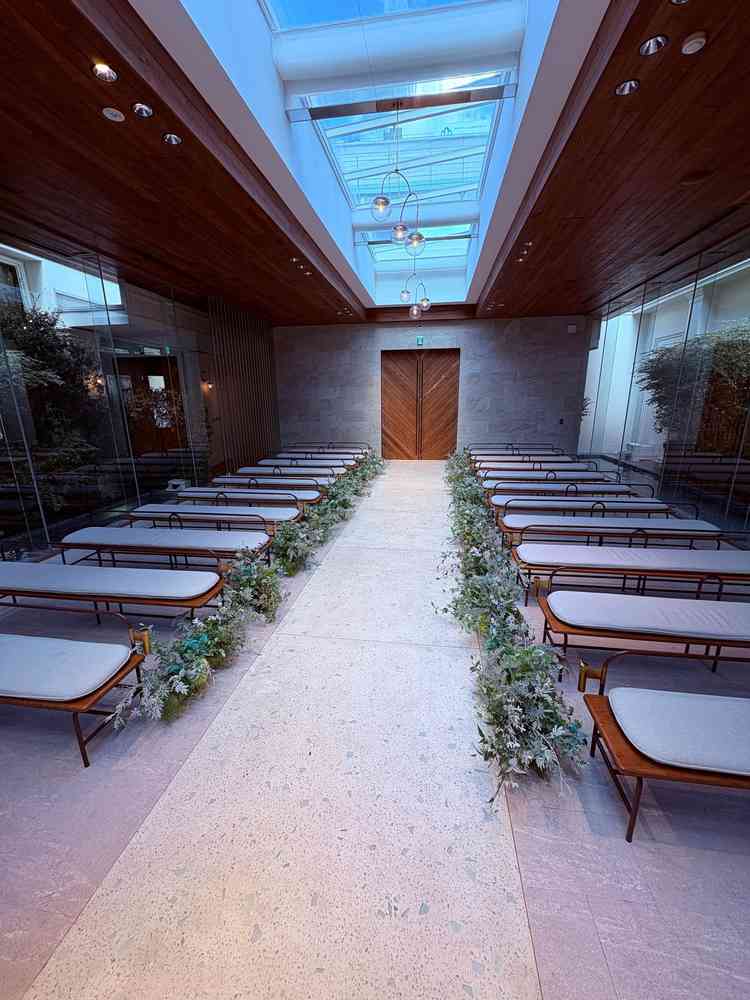 挙式会場。ゲストの椅子は低く天井が高いので開放感がある印象！神前式、人前式ともに対応可能です。