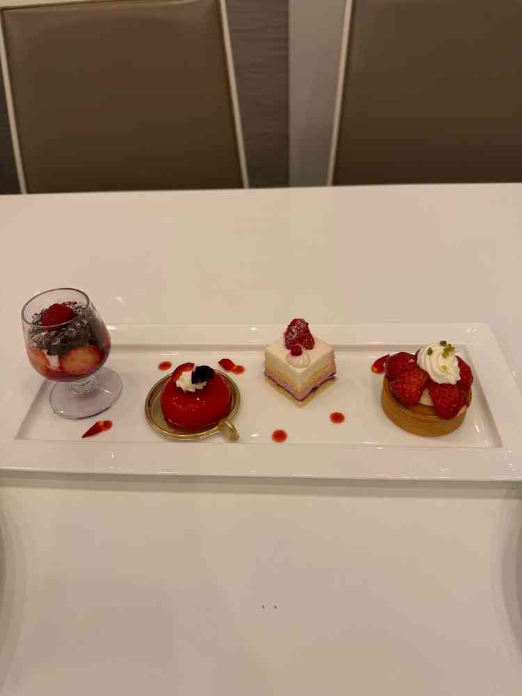試食のデザート。いちごを使ったデザートを食べ比べすることができてよかった。