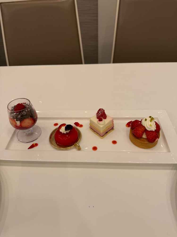 試食のデザート。いちごを使ったデザートを食べ比べすることができてよかった。