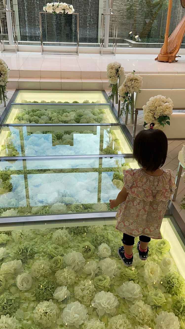 お花の上を歩く娘