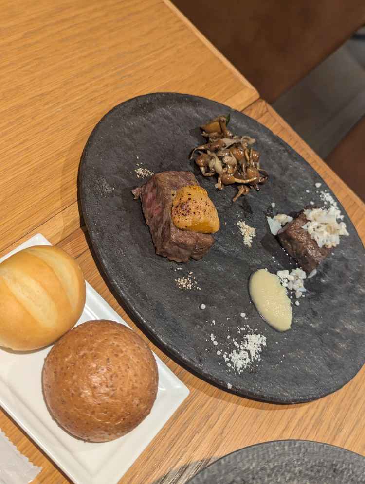 お色に合わせた4種類のコース料理のうち、2種類のメインディッシュ。