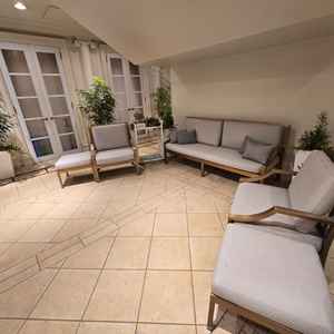 プライベートテラス。新郎新婦とその親族がゆっくりくつろぎながらコミュニケーションをとれる。