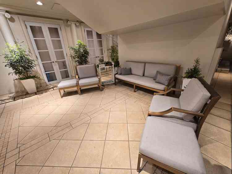 プライベートテラス。新郎新婦とその親族がゆっくりくつろぎながらコミュニケーションをとれる。