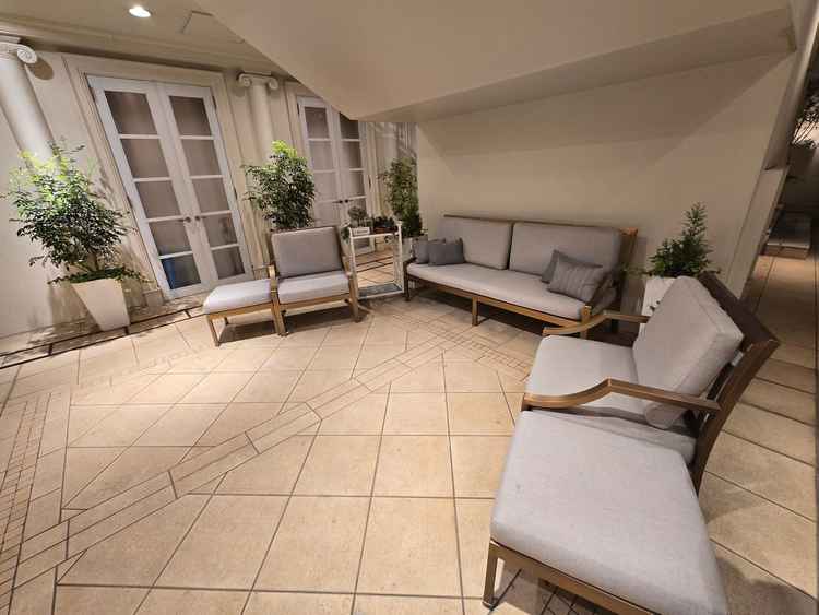 プライベートテラス。新郎新婦とその親族がゆっくりくつろぎながらコミュニケーションをとれる。