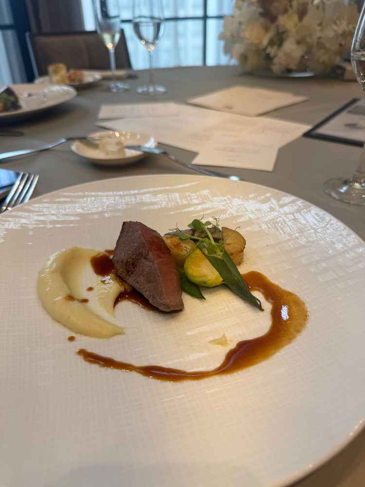 ハーフコース試食のメインお肉。ソースは2つからセレクトでき、シェフが目の前でかけてくださった