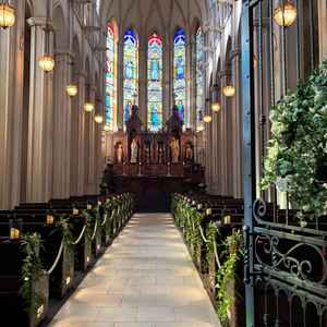 チャペルに続くまでの道やチャペルの中の雰囲気も良いです。