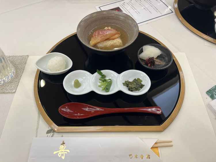 鯛出汁茶漬け。出汁がしみたごはんは絶品