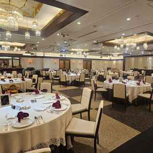 1つの会場で高砂がテーブルとソファがどちらもできるとのことでとても魅力的と感じました。