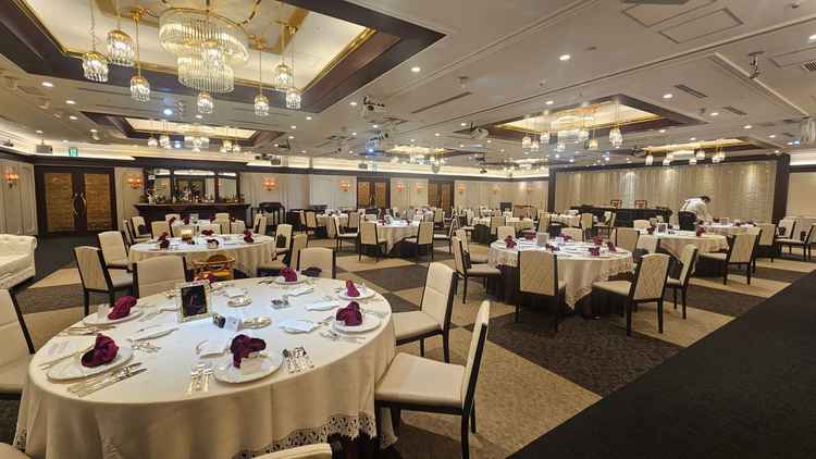 1つの会場で高砂がテーブルとソファがどちらもできるとのことでとても魅力的と感じました。