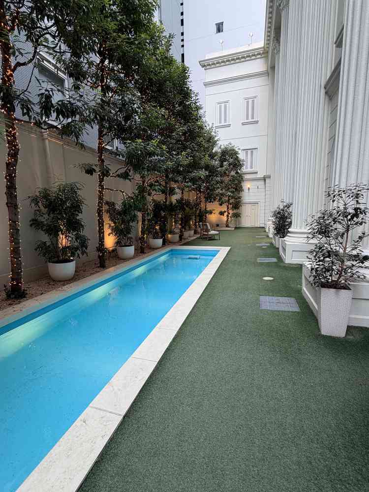 プール付きガーデンの写真。喫煙者のゲストにも配慮できる屋外スペースがある点も良いと感じました。