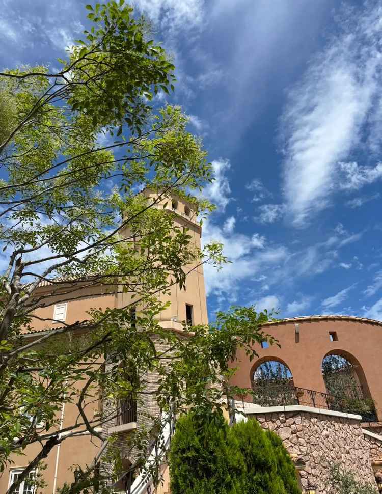 フランスでは街の1番高いところで挙式をあげるそう。こちらの式場ではこの塔。2階にありました。