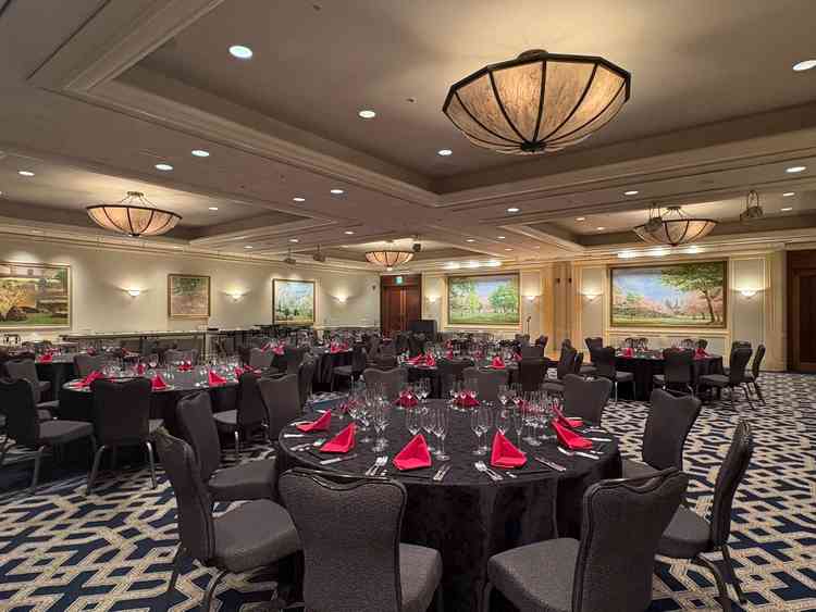 披露宴会場。絵画が飾ってありアトリエのようなイメージと仰っていました。