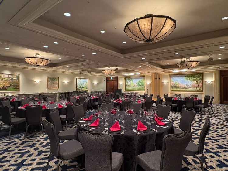 披露宴会場。絵画が飾ってありアトリエのようなイメージと仰っていました。