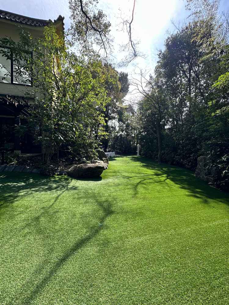 当式場のガーデンです。樹木に囲まれ、人工芝が敷かれており、自然・緑が印象的でした。