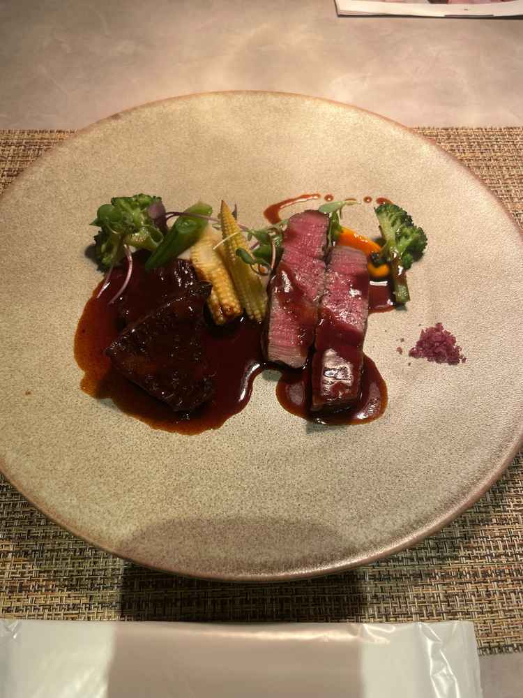 メインの肉料理は温かくて柔らかくてとても美味しかったです。