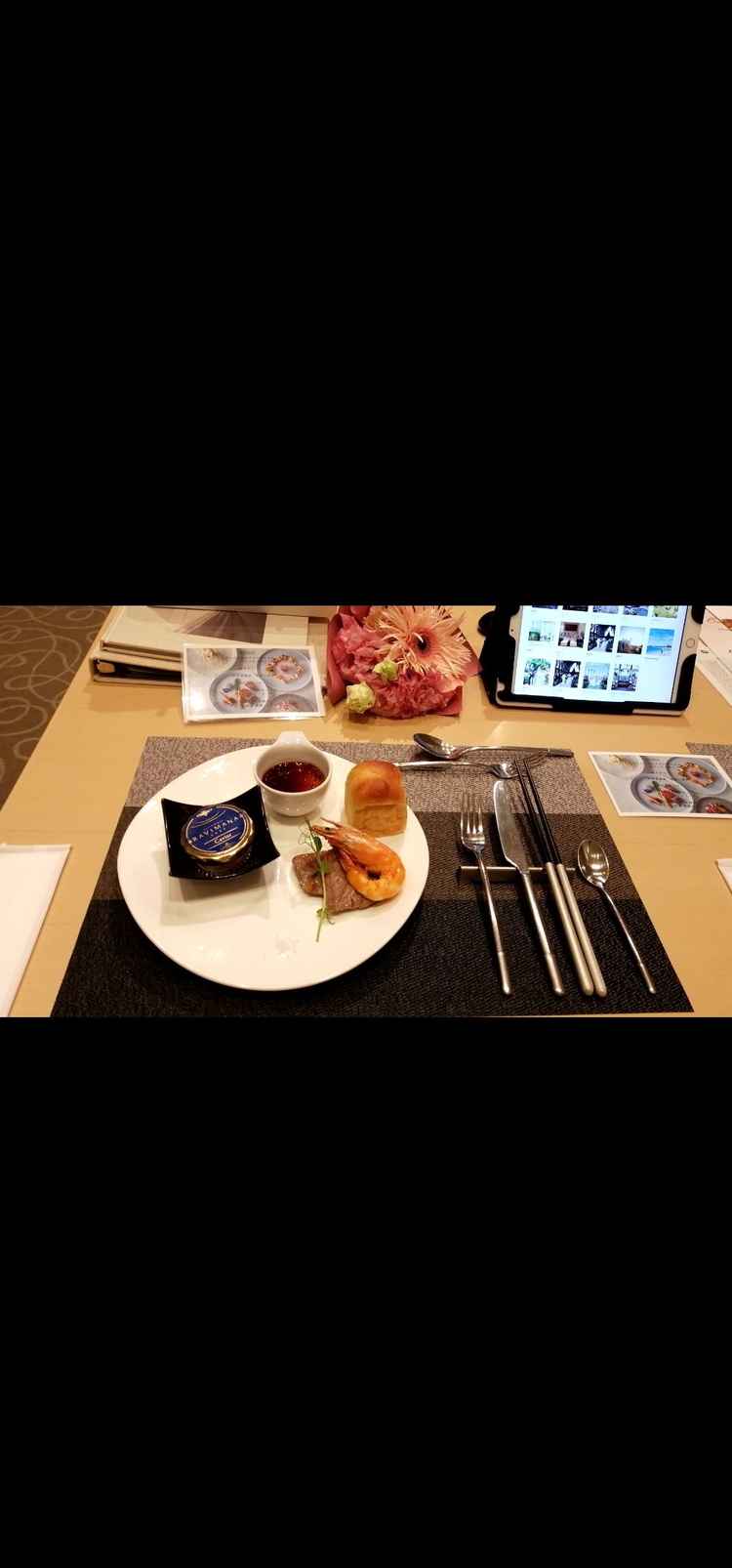 挙式日のアルバムや映像を見せてもらいながら二人並んで試食しました。