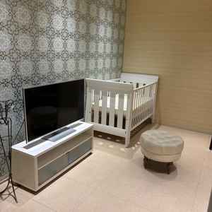 小さい子どもと一緒に挙式を見ることができるモニター付きベビールームがチャペルに隣接しています。