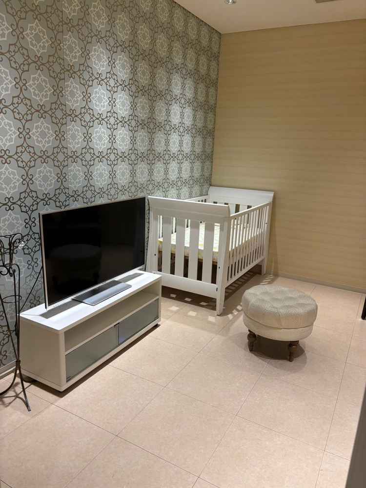 小さい子どもと一緒に挙式を見ることができるモニター付きベビールームがチャペルに隣接しています。