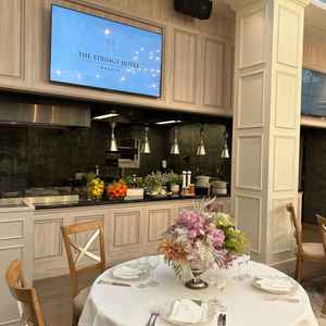 披露宴会場の様子。オープンキッチンが完備されており、ゲストに料理を美味しく提供できると思った。