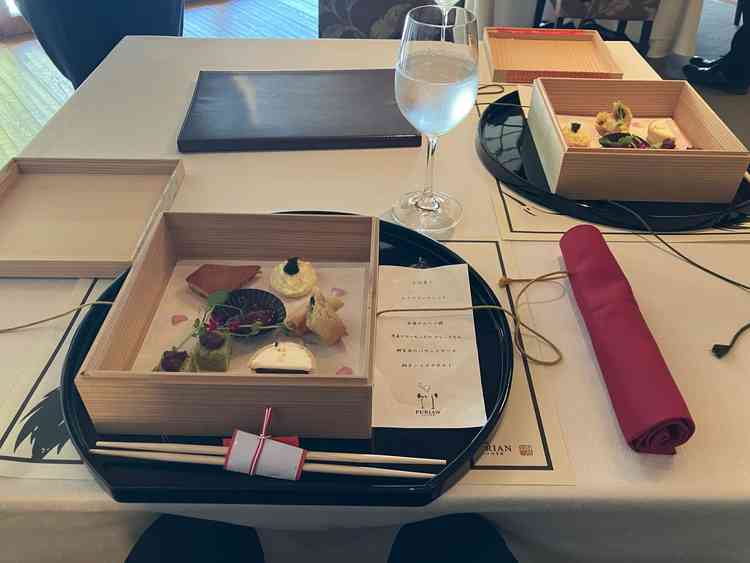 食後のデザート。滋賀県産の食材を使っていたことに好感が持てた。木苺のわらび餅がすごく美味しかった。