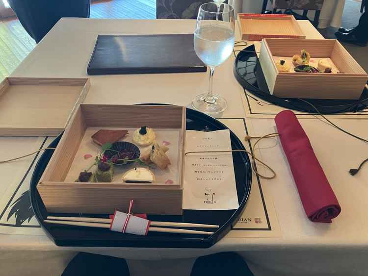 食後のデザート。滋賀県産の食材を使っていたことに好感が持てた。木苺のわらび餅がすごく美味しかった。