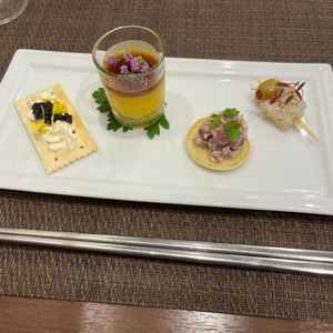 前菜のお料理。キャビアが乗っていて豪華でどれも美味しかったです。