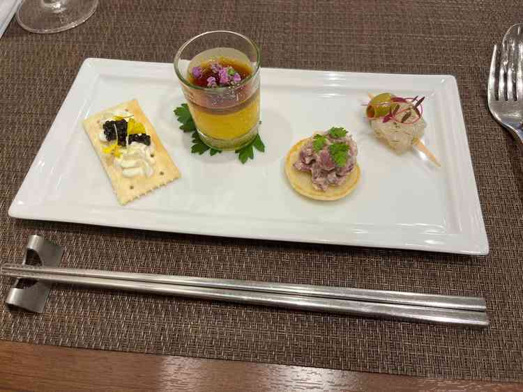 前菜のお料理。キャビアが乗っていて豪華でどれも美味しかったです。