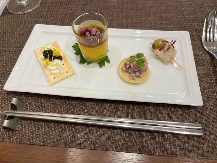 前菜のお料理。キャビアが乗っていて豪華でどれも美味しかったです。
