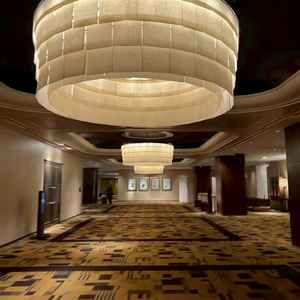 ホテル廊下。カーペットが一面に引かれていて、大きな照明もあります。当日は完全貸し切りのため、他のお客