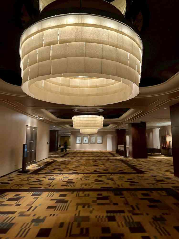 ホテル廊下。カーペットが一面に引かれていて、大きな照明もあります。当日は完全貸し切りのため、他のお客