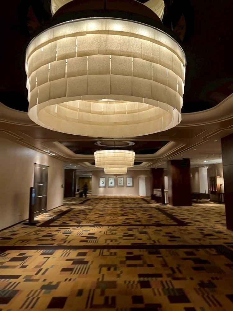 ホテル廊下。カーペットが一面に引かれていて、大きな照明もあります。当日は完全貸し切りのため、他のお客