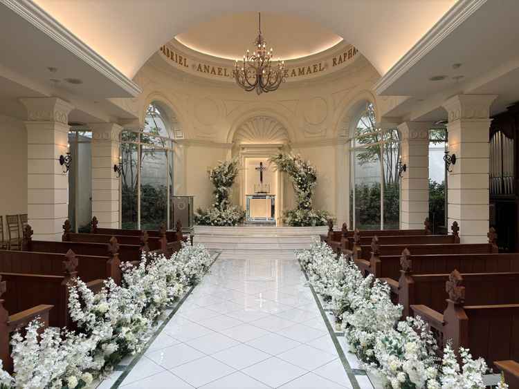 チャペル。雨が降っても左右されない。明るく華やか。