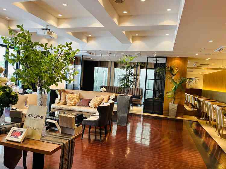 待合スペースは広々としていて、ゲストの人たちでごった返すことはなさそうだなと感じました。