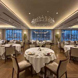 窓が大きくて開放的な雰囲気の会場でした。