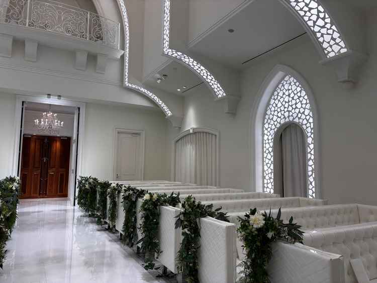 白を基調としていて綺麗でした！参列の方も過ごしやすそうなふかふかのソファでした。