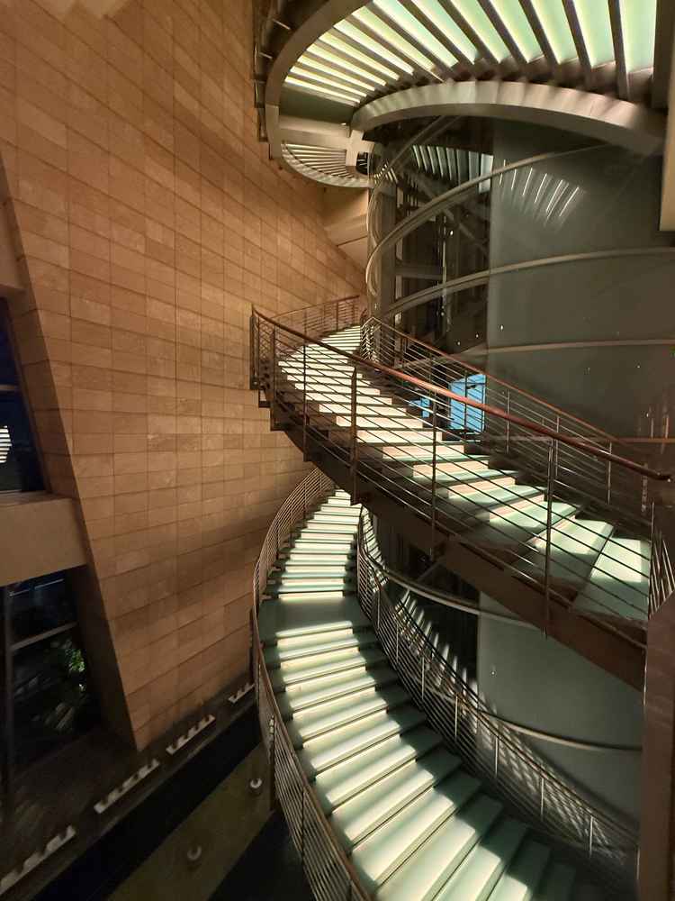 足元を照らす光の演出と長く洗練されたなデザインがとても華やかで、素敵な写真が残せそうです。