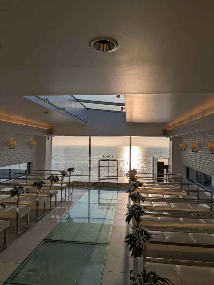 チャペルの床が砂になっていて、海をバックに挙式をすると想像するとすごく気分が上がりました。