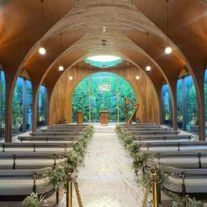 チャペル内はとてもいい香り。木目調で落ち着く雰囲気が素敵だった。