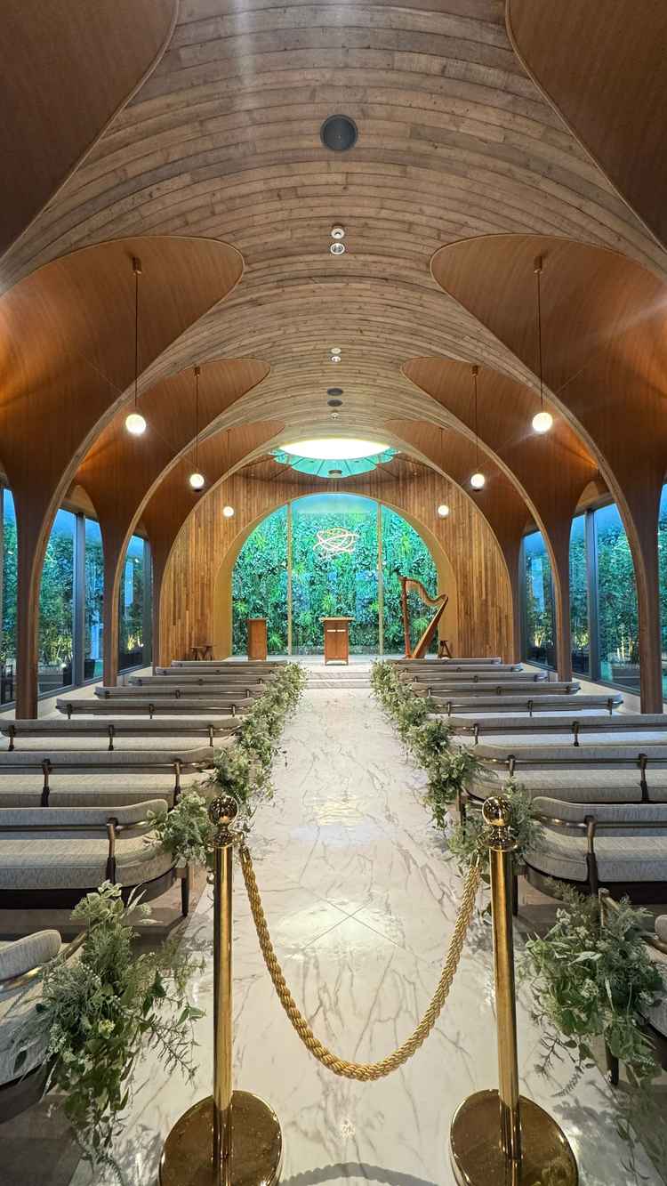 チャペル内はとてもいい香り。木目調で落ち着く雰囲気が素敵だった。