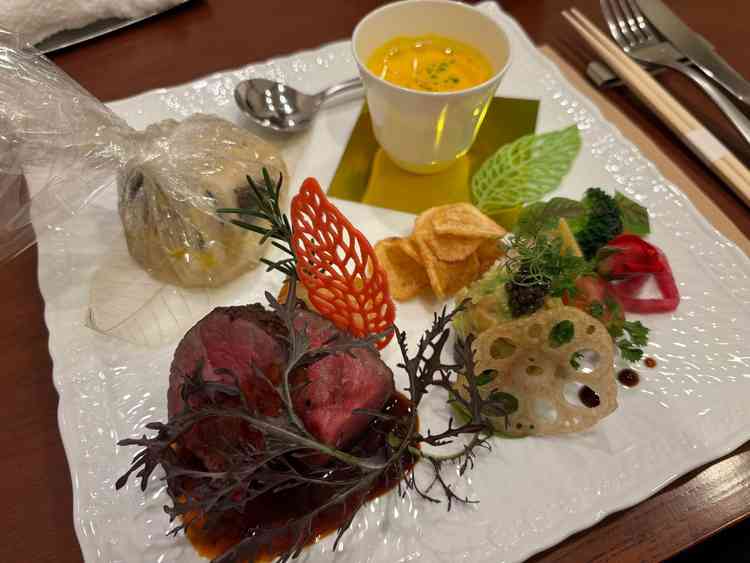 試食。全体的にかなり美味しかった。ハート型のラディッシュなどもあり、フェアであっても手が込んでいた。