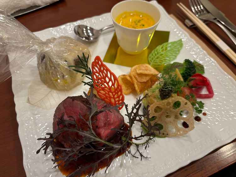 試食。全体的にかなり美味しかった。ハート型のラディッシュなどもあり、フェアであっても手が込んでいた。