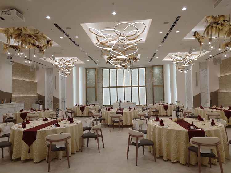 式場のなかでは一番新しいリニューアル後の、ナチュラル+品のある感じの広い宴会場。