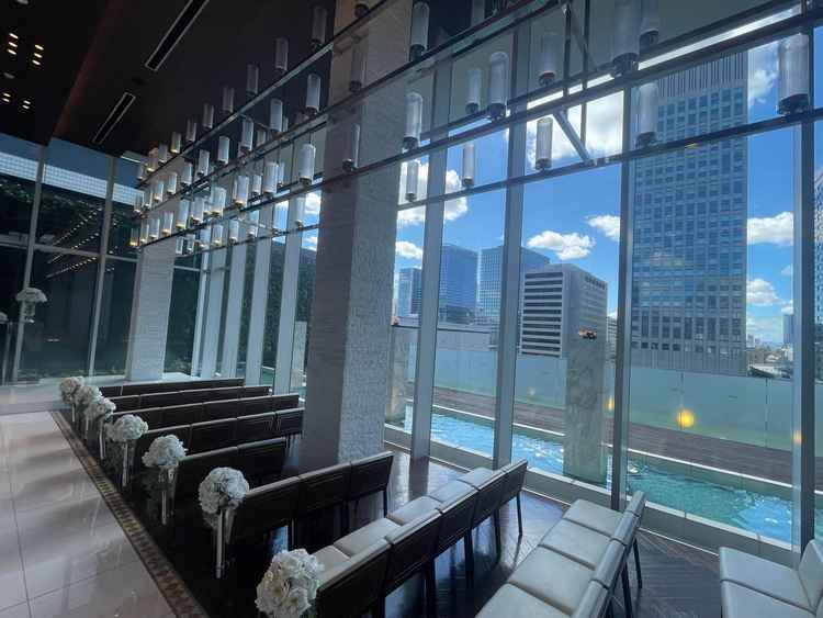 ガラス張りのチャペル、夜も綺麗