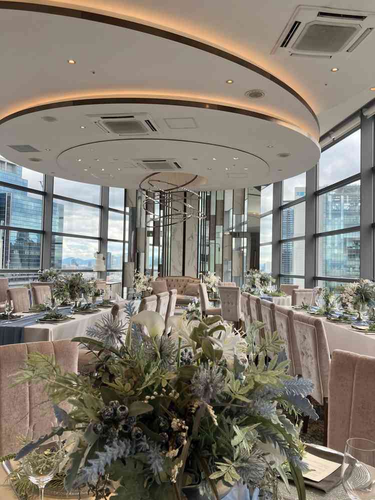 チャペルの真下の披露宴会場。外の景色がよく見えて中心に高砂があるので視線誘導が良い