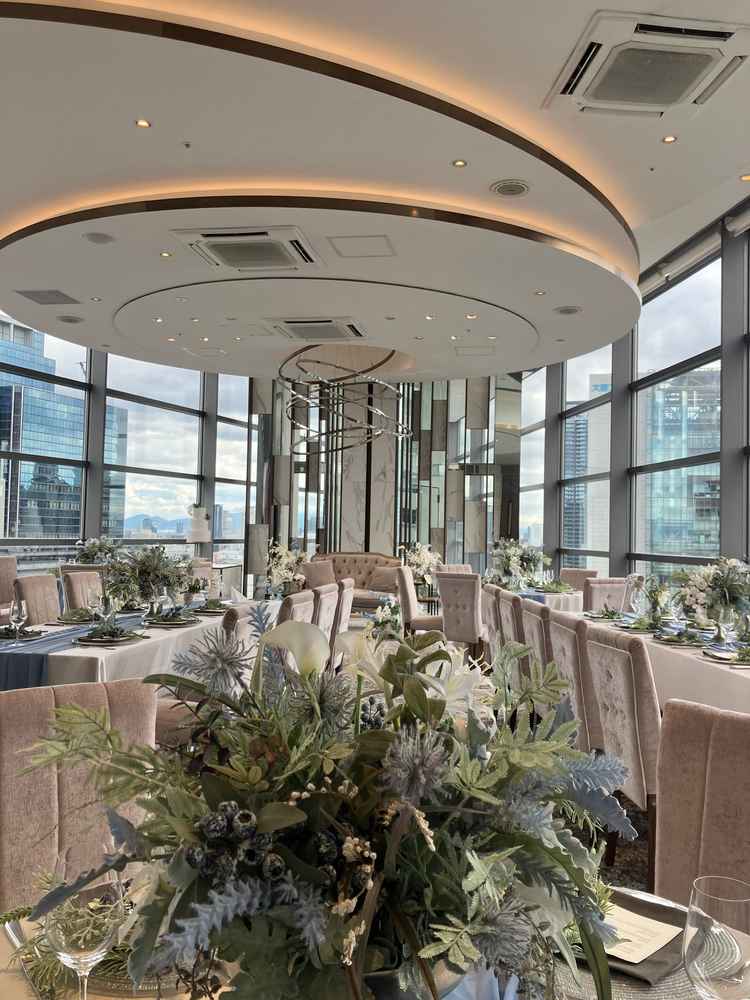 チャペルの真下の披露宴会場。外の景色がよく見えて中心に高砂があるので視線誘導が良い