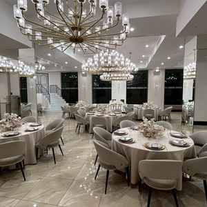 白基調で可愛く、階段演出も叶う理想の会場でした。